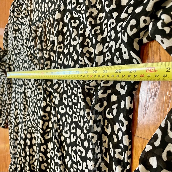Torrid Blouse Leopard Print Black White Chiffon Surplice Drape Neckline Size 0X - Picture 4 of 11